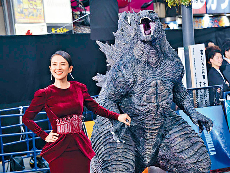 《哥斯拉2》日本首映礼:渡边谦搞怪模仿,章子怡红色礼服吸睛!