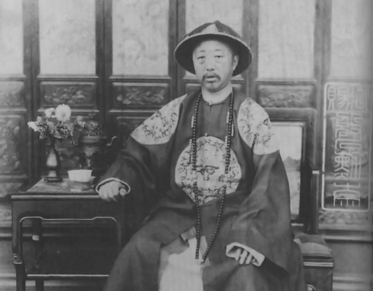 这是载沣要访问德国时,途经上海时的情景,可以看到前呼后拥,从这张图