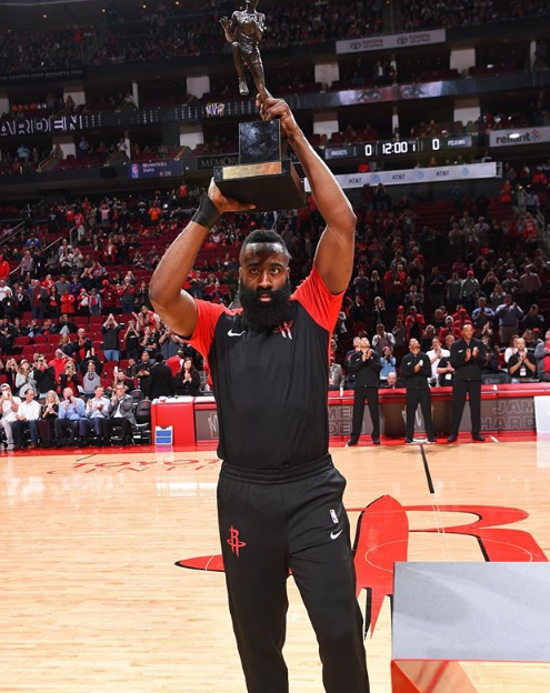 哈登回顾自己昨日举起mvp奖杯瞬间:奉献