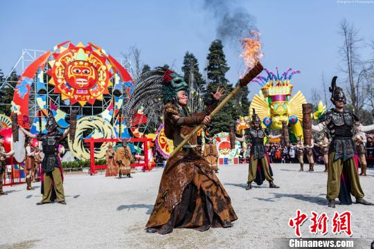 當日正午時分,手持火把的古蜀人匯聚在一起,點燃聖火,大祭司隨著鼓點