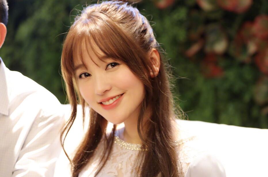 金莎晒美照重返18岁,网友:喜欢第二张咬唇!