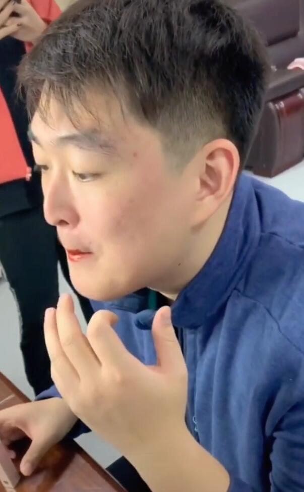 家族继承堪忧?赵本山儿子留学归来欲走网红路,直播上演烈焰红唇