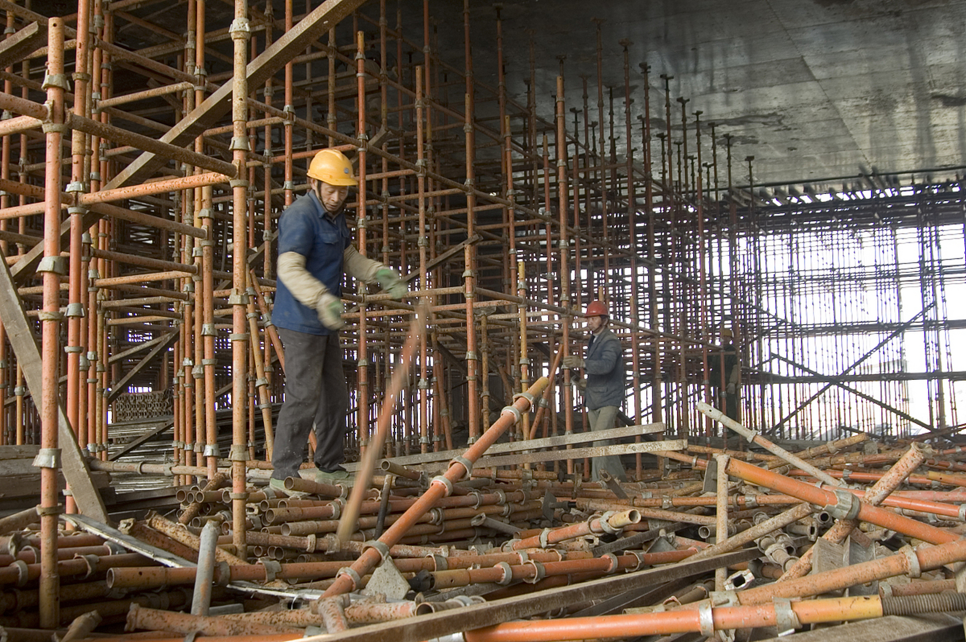 扣件式钢管脚手架拆除安全技术内容: 1.