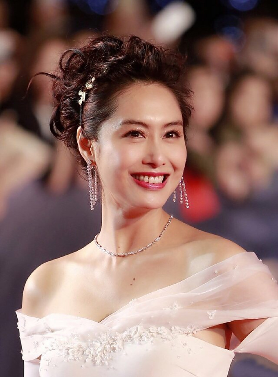 朱茵的颜值巅峰,一袭白色拖尾礼服美得不可方物,明眸皓齿眼中似有星辰