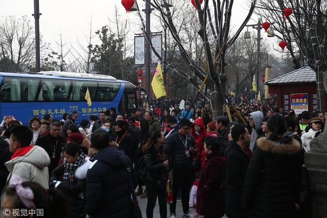 西安:华清池景区人山人海 迎来春节长假客流高峰