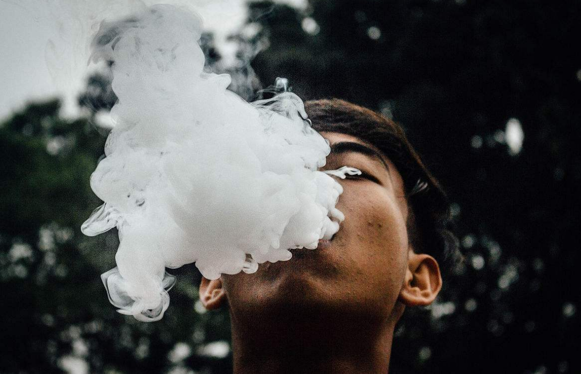 6道题自测烟瘾 1,男人起床之后都喜欢抽烟,那么起床后可以忍多久会抽