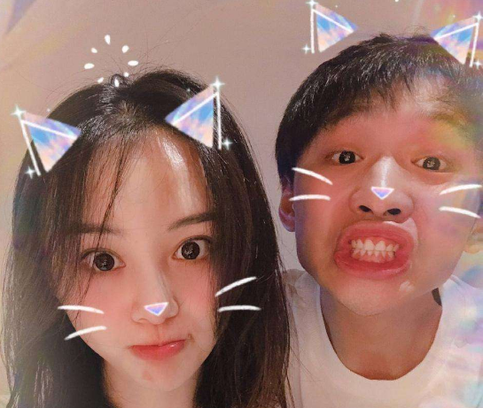 郑爽街头抽烟被拍,疑似对男友翻白眼,网友:吵架了吧