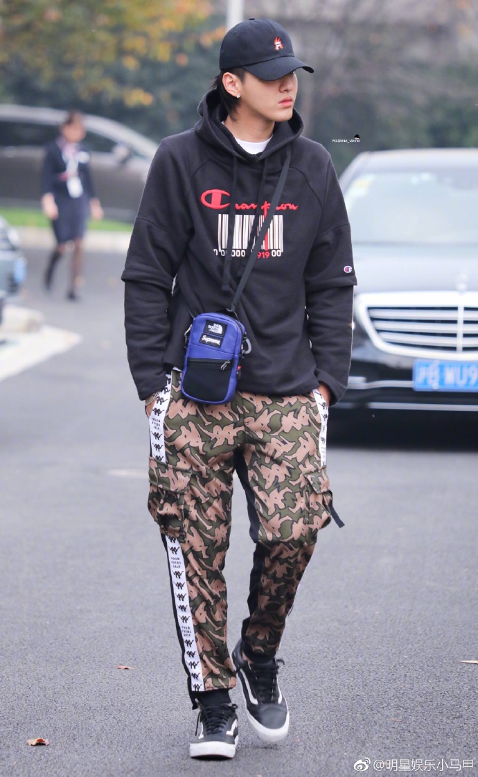 十吴亦凡:简约随性 ,双手插兜高级气场直击人心