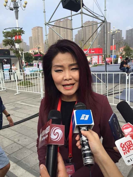 冬日娜再现尴尬采访,为何能屹立央视20年?曾自称是他的后人