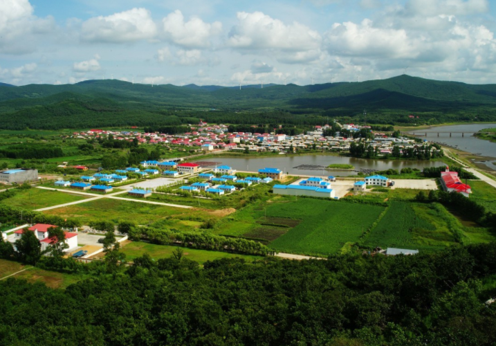 在三江盆地的西南部.