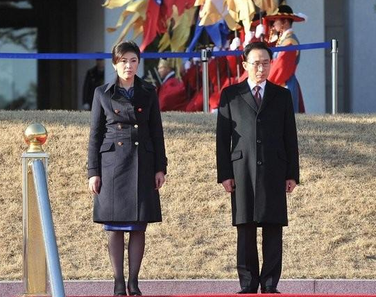 51岁的英拉:黑色丝袜很撩人,图4被人围绕着面露微笑!