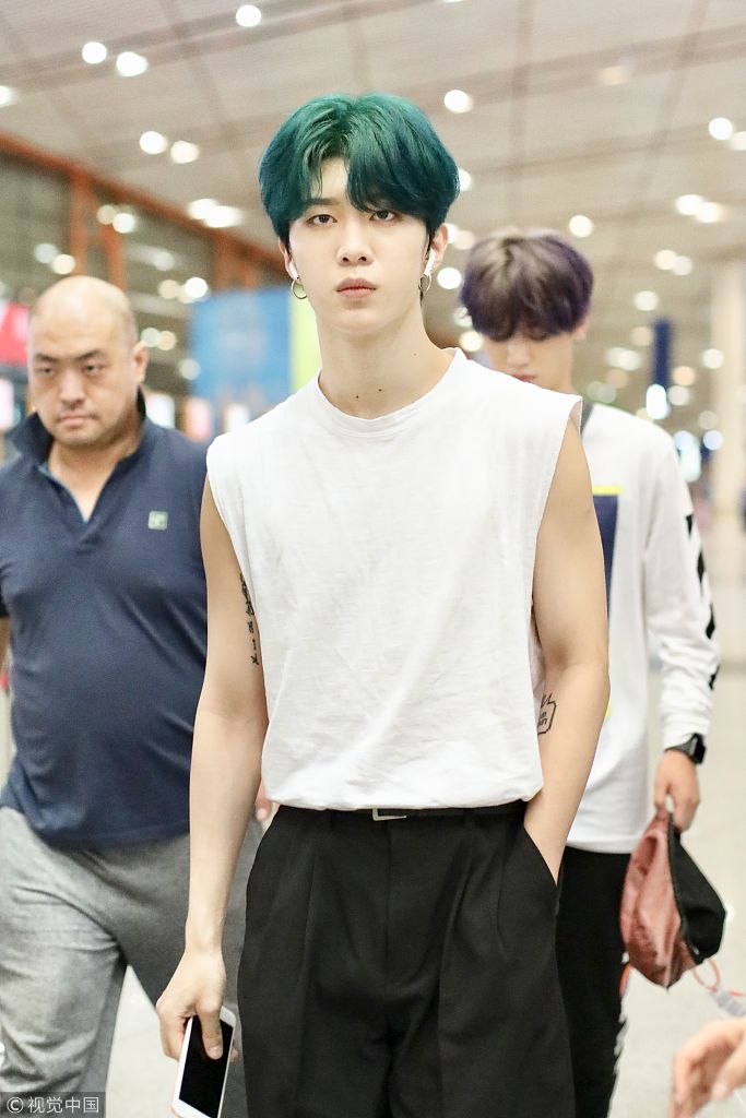 漫画走出来的?范丞丞"头顶绿"暴瘦似纸片人 斜眼睥睨镜头超屌