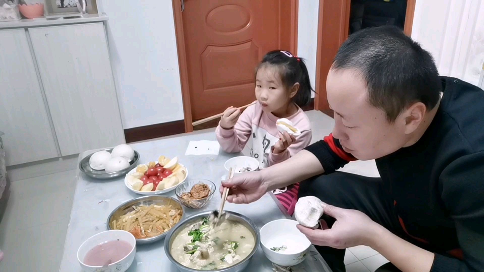 威海小伙做安康鱼炖豆腐,这样做鱼肉鲜嫩,闺女非常爱喝汤