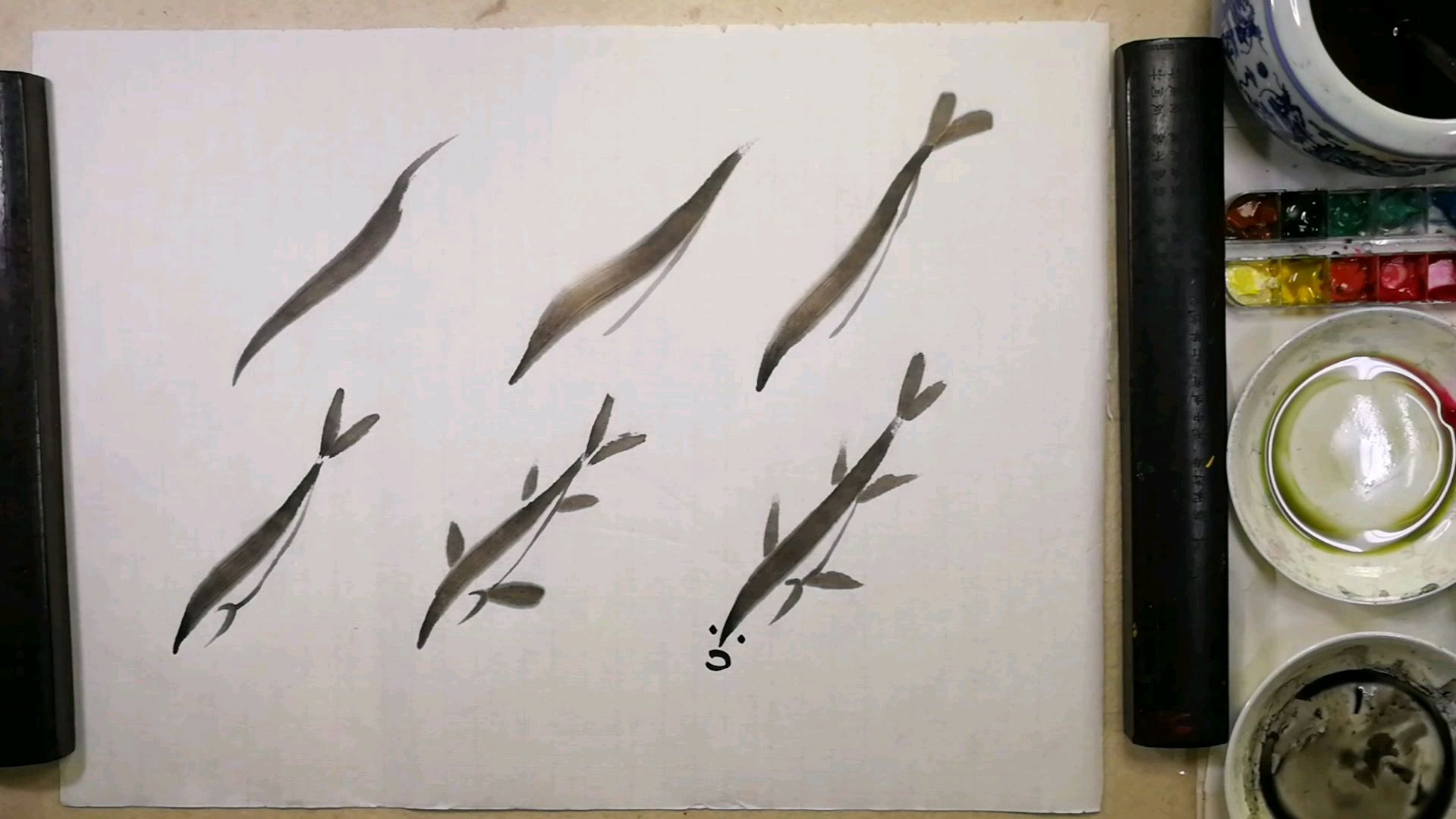 第七章荷花和小鱼的画法。第三节简笔小鱼的画法与其步骤