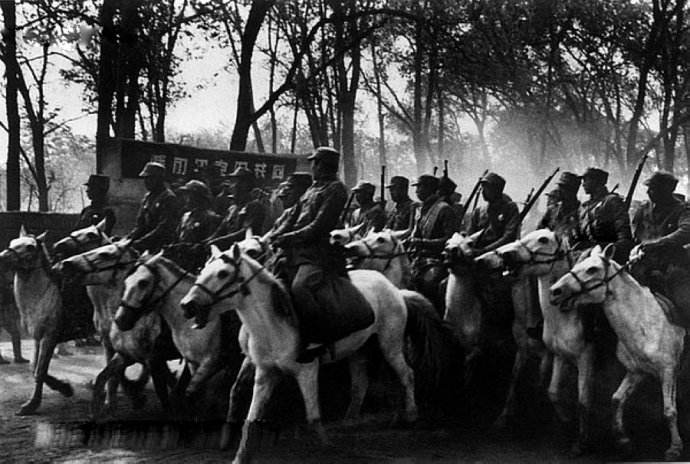 他是八路军骑兵连指导员,最后授中将军衔