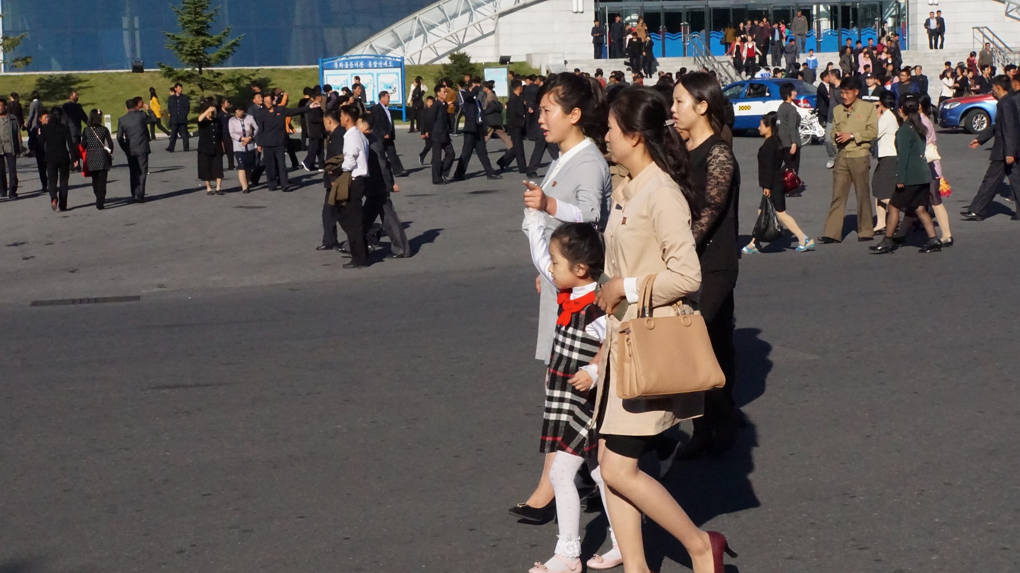 朝鲜视觉:实拍朝鲜平壤街头时髦漂亮的姑娘们!