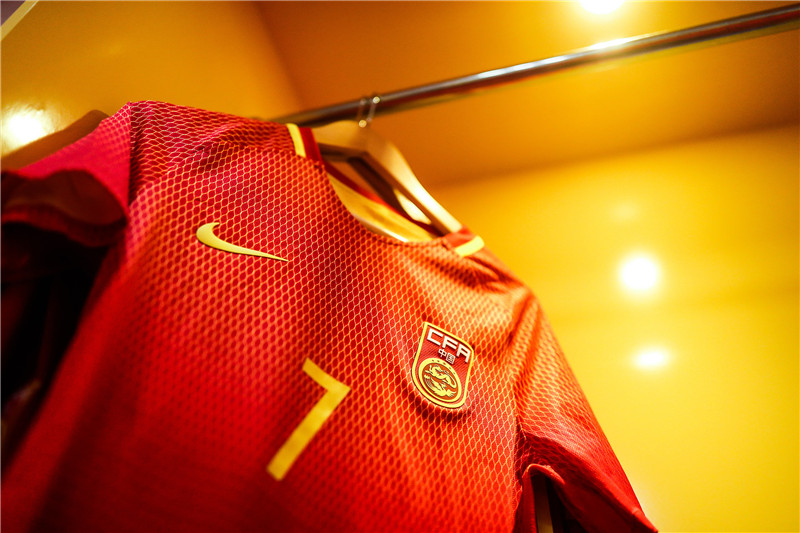 国足客场新球衣曝光 历史首次迎来全黑战袍