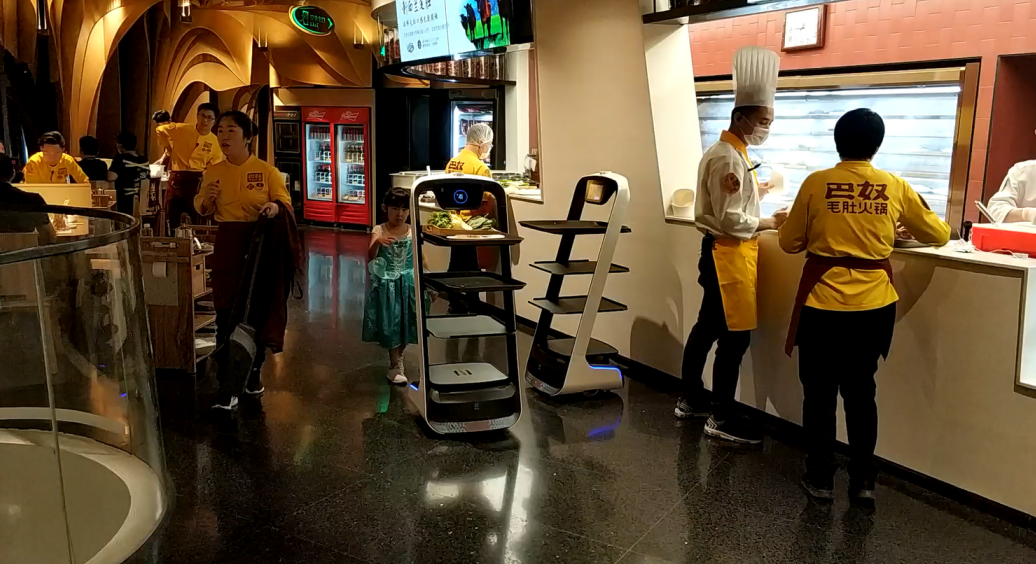 餐厅上菜的机器人 