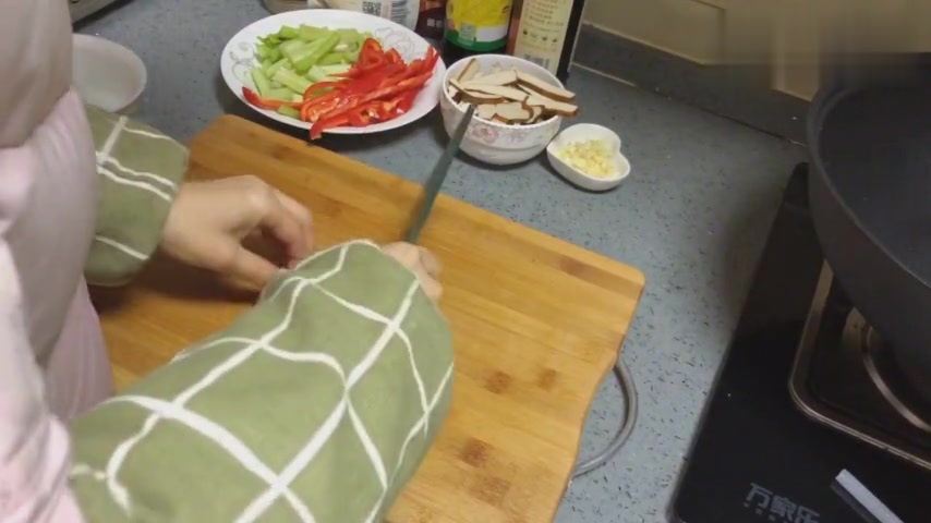 跟大厨学的芹菜炒香干,营养又美味,简单易学,家庭必备