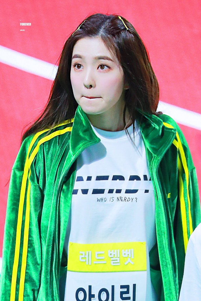 韩国女团red velvet成员irene出席偶像运动会:吐舌搞怪一脸纯真!