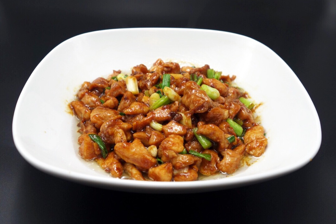 大厨推荐美食:香菇酱爆鸡丁,味道更加的新鲜,做法又很简单