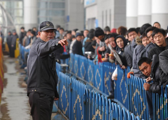 我国一住宅区,每天早上的上班族多达60多万,每天都在春运