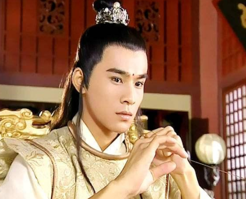 里面的欧阳明日,扮演者是乔振宇,乔振宇在里面虽然说也坐了轮椅,但是