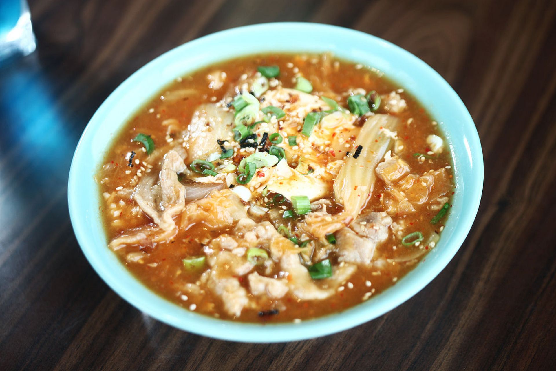 川菜荤豆花起源于四川省泸州市叙永县地区的江门荤豆花,以豆花和瘦肉