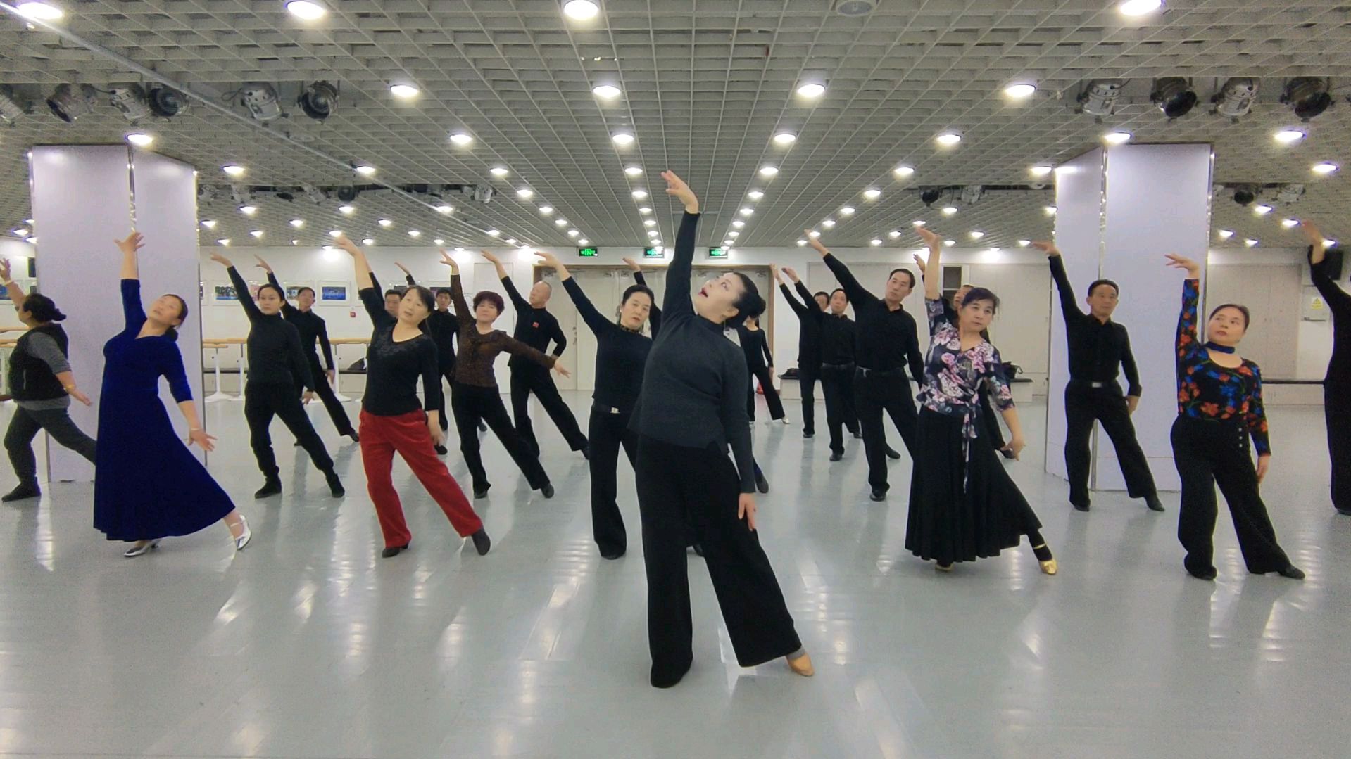 北京明英舞蹈工作室,团队学习《大鱼海棠》前奏部分,讲解:周亚琼