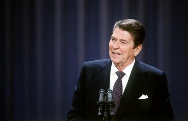 1981年3月30日中午,美国总统里根在华盛顿的希尔顿饭店发表演说.