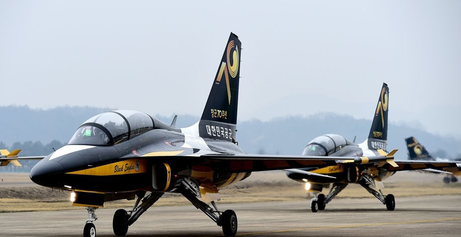 3月24日韩国70周年庆,韩空军展示黑鹰战机和人一样帅