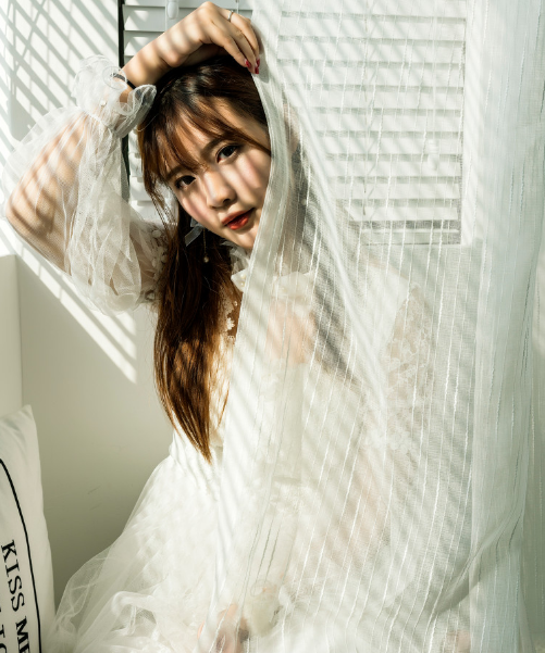 文艺长发白裙少女,令人看了心扉荡漾,优雅且惬意