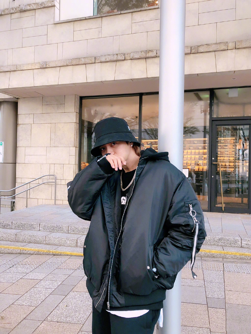 罗志祥厉害了,"黑人卷"配上拼接t恤减龄又时尚,男神范十足