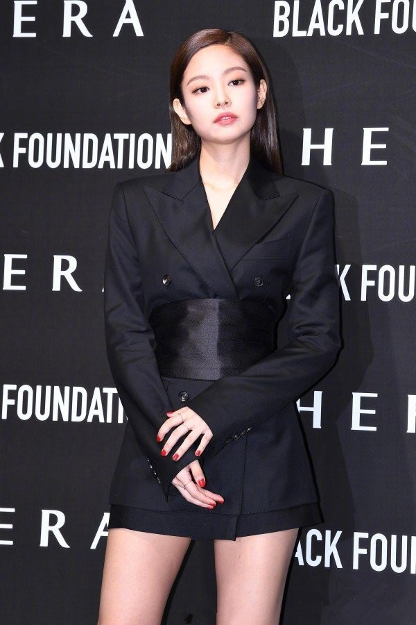 jennie穿束腰西装竟勒出不对等身材,网友:80斤的腰100斤的腿