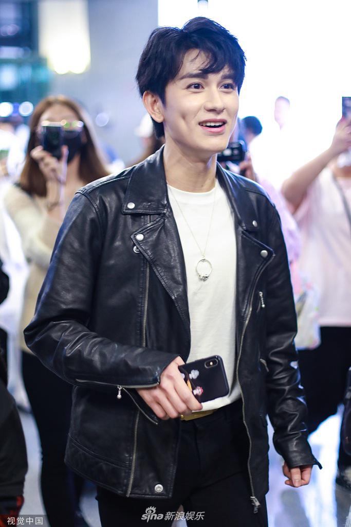 组图:"阿瑶"朱赞锦皮衣帅气机车风 甜笑露小酒窝