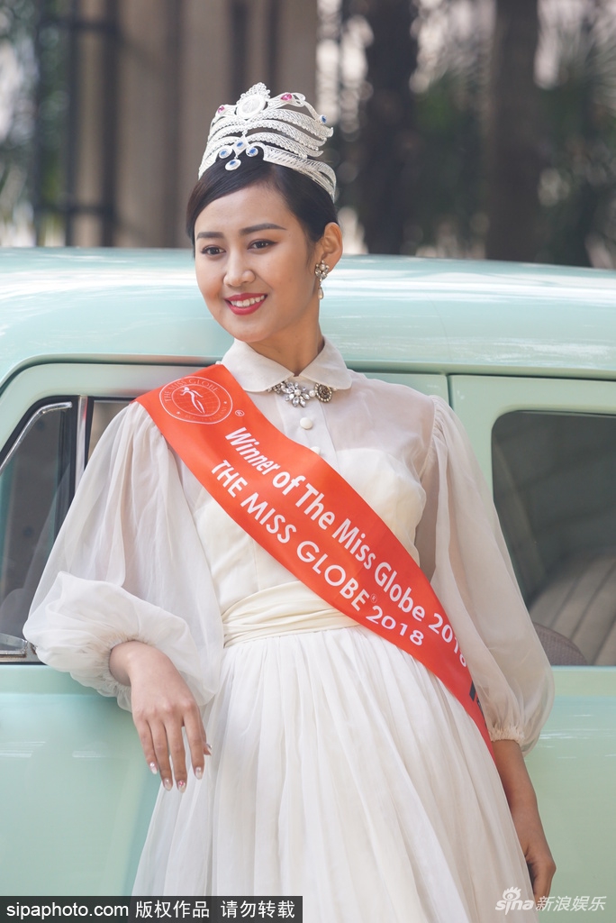 组图:中国选手首夺环球小姐总冠军 白裙加身仙气满满