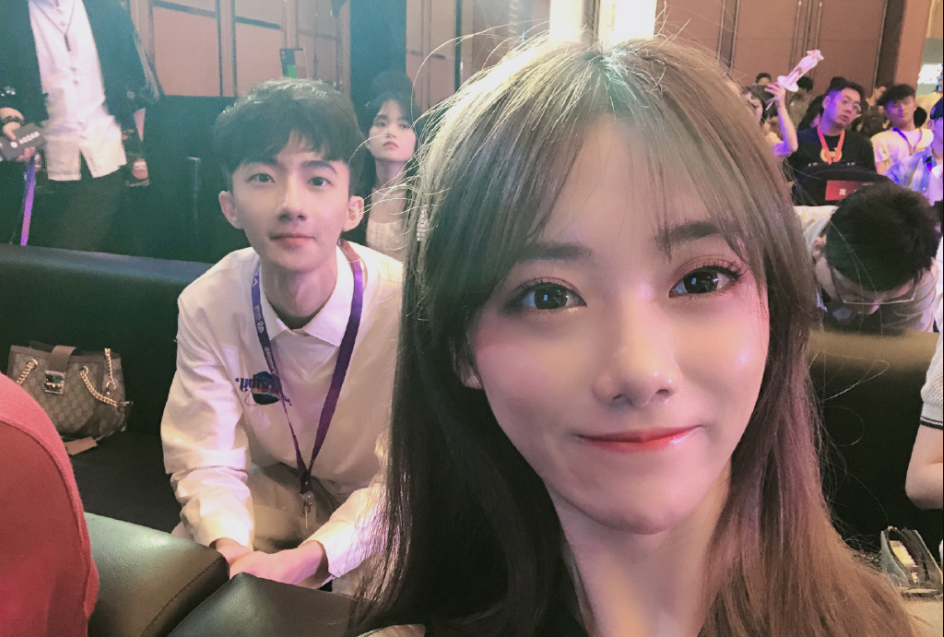 lpl主持人小钰惨遭恶意p图,恶意p成上衣脱落!p图者已被网友人肉