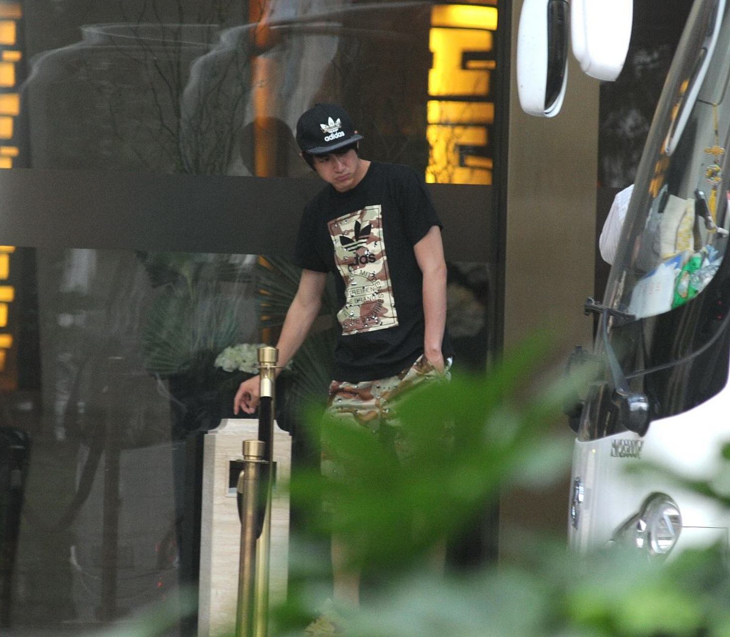 路人视角下的林更新,远远的看过去,身材很高大!吸烟的动作很熟练!