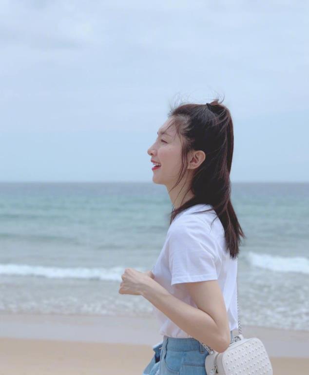 江疏影海边晒美图,网友感叹这双腿真是很羡慕了,小清新风的感觉