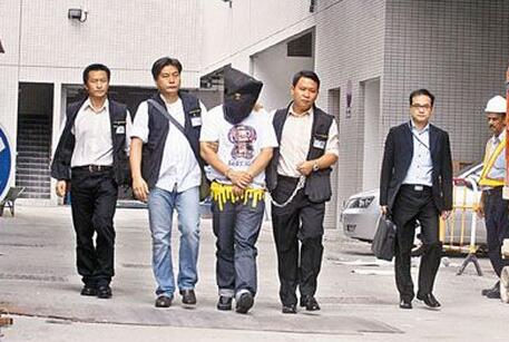 他绰号"猛鬼添",地盘被大圈帮300马仔抢走,用一沓报纸复仇!