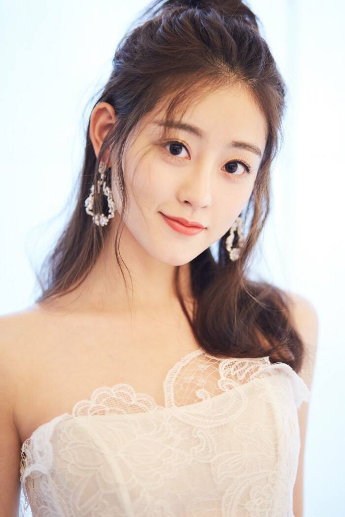 这位90后当红小花旦爆料将与公司解约,令人意外,杨幂要慌了!