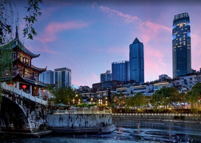 评点贵州省贵阳市的摩天大楼:在山城中格外突出,不亚于上海重庆