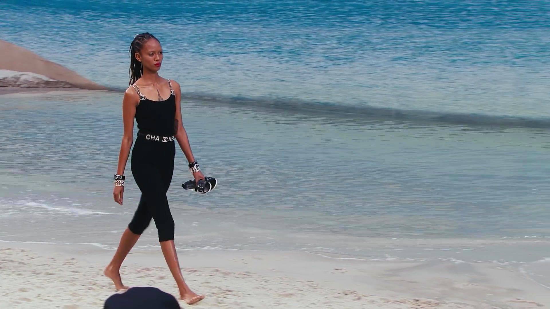 春夏时装秀:超模性感优雅,身材好到完美!