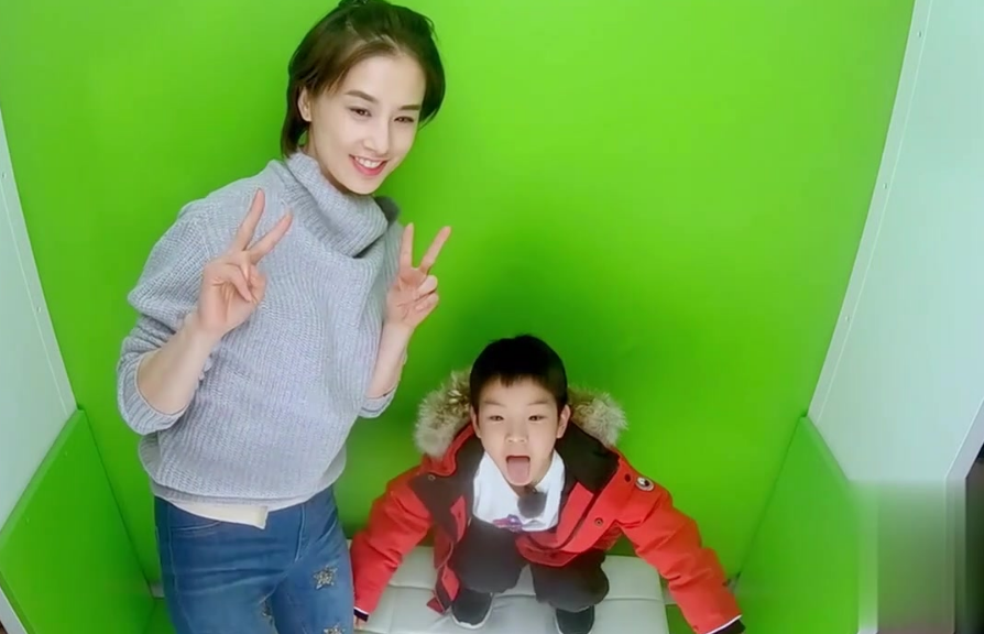黄圣依同学聚会晒高中照片,尽显年轻,宛如两代人!
