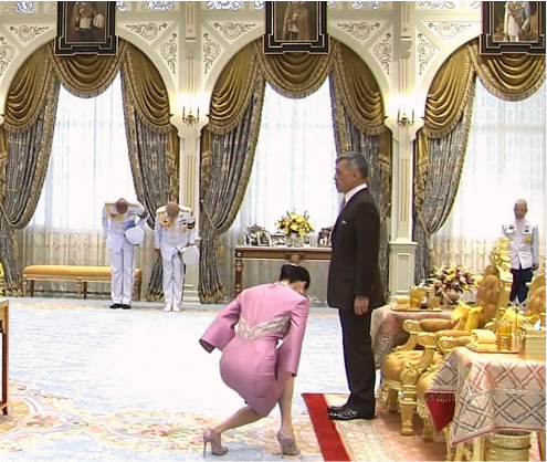 泰国王室除了匍匐跪拜,还有贴鼻礼,长辈对晚辈只碰鼻子不亲脸