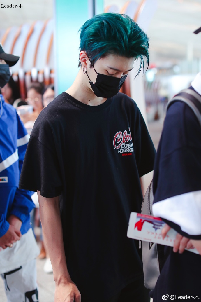 范丞丞戴口罩遮面穿黑色t恤现身机场,困到眼睛睁不开惹人心疼!