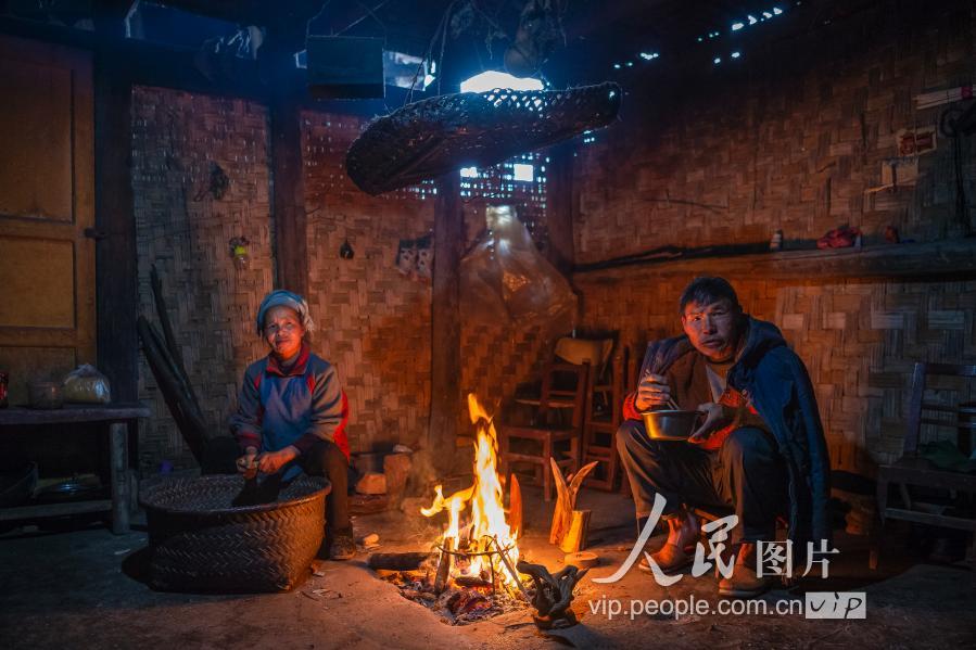 在冬季,洞中比较冷,人们还是喜欢用火塘烧火做饭.