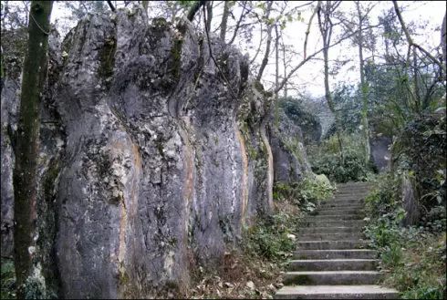 樂山這座峨眉山的姊妹山,取了一個好聽的名字,叫美女峰