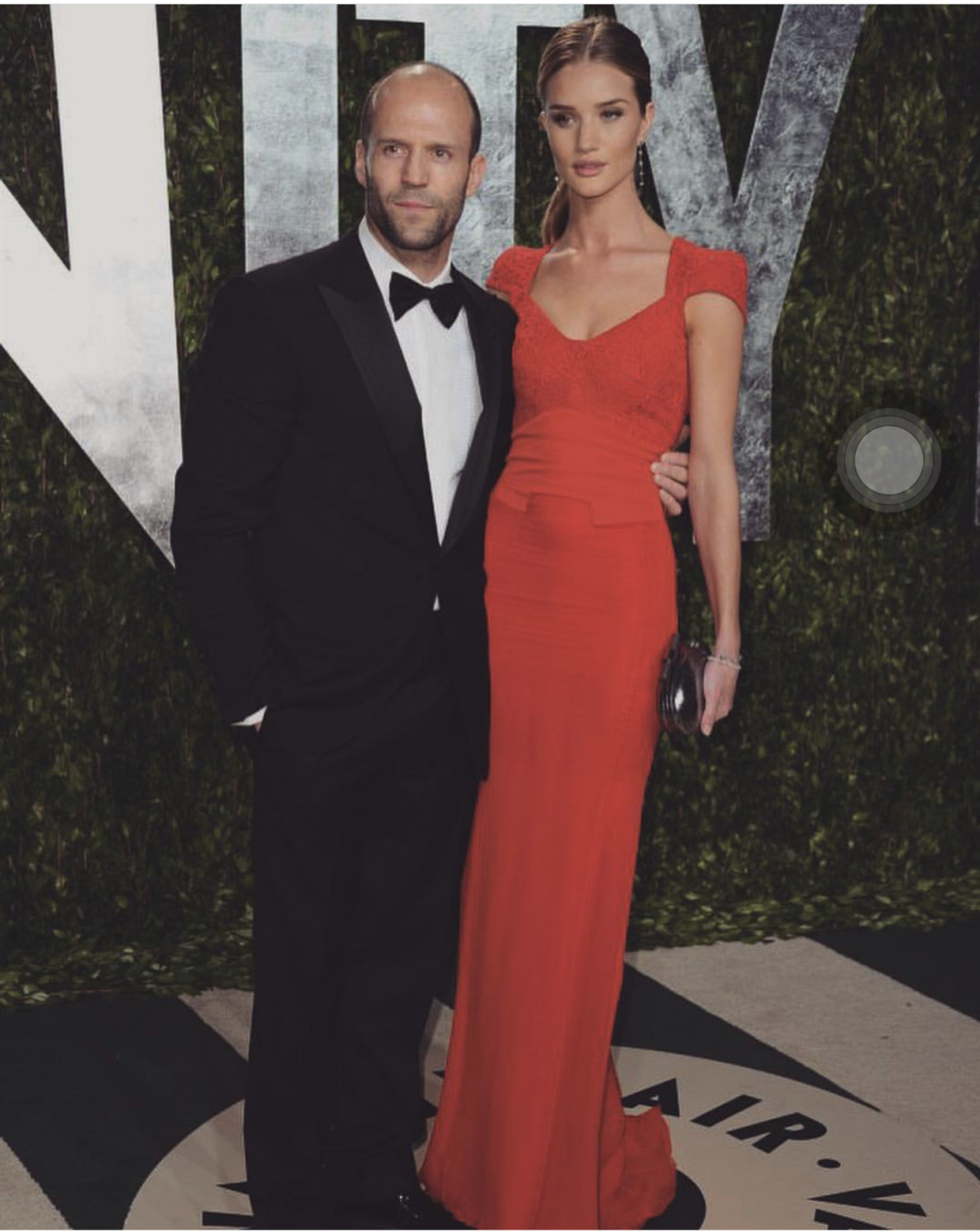 杰森·斯坦森造型和罗茜·汉丁顿:铁打的西装,流水的性感礼服