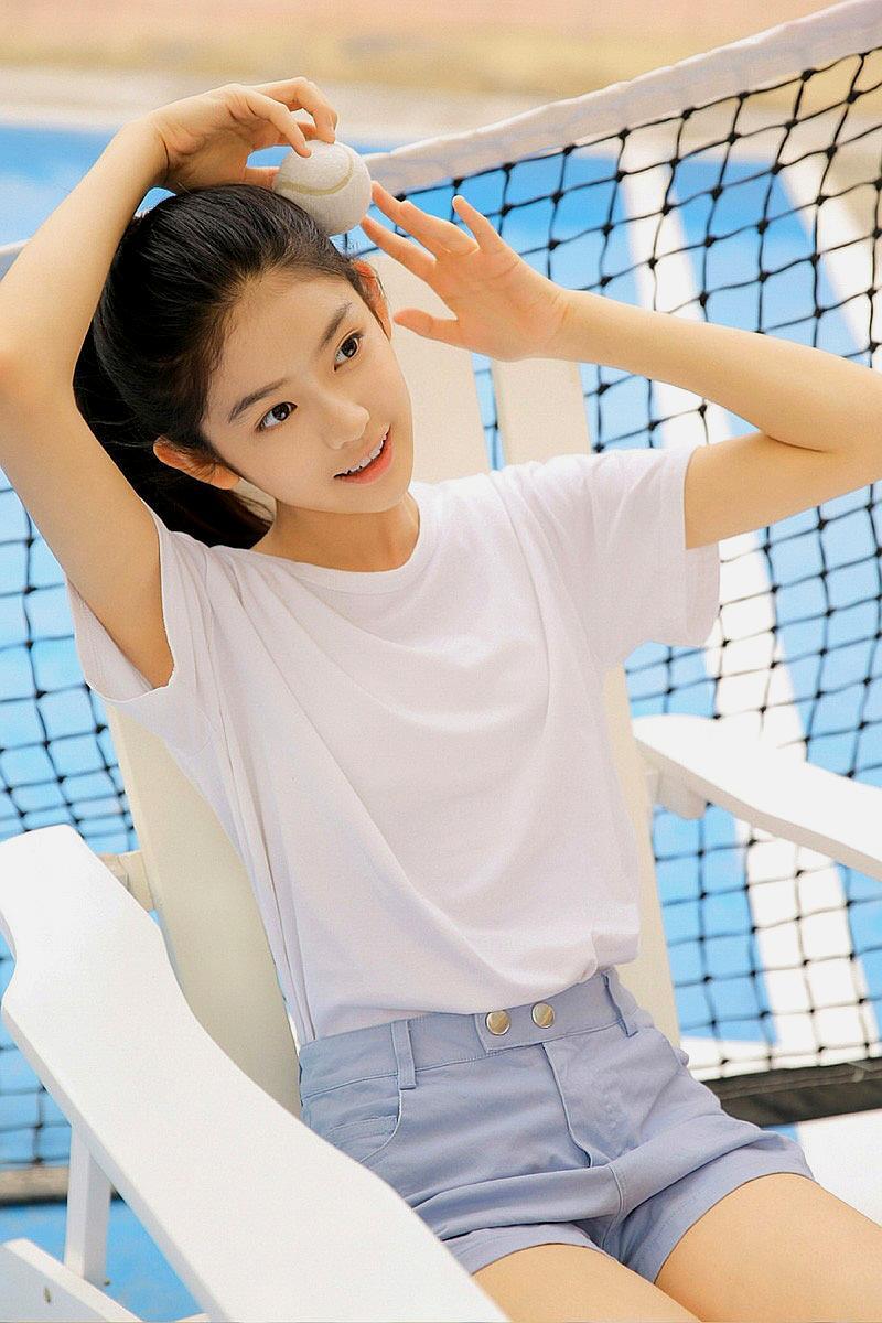 青春年轻的九位姑娘,一头简约的马尾辫,活力四射